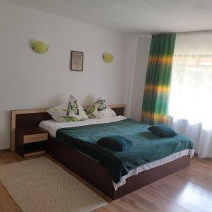 Ένα ή περισσότερα κρεβάτια σε δωμάτιο στο Pensiunea Bradul,Moieciu de Sus