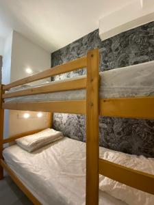 カップ・ダグドにあるStudio Cabine Centre Port Cap d'Agdeの二段ベッド2組付きの二段ベッド付きの部屋