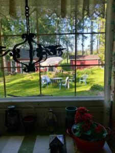 una finestra con vista su un cortile di Hideaway for holiday season, House with two saunas a Hämeenlinna