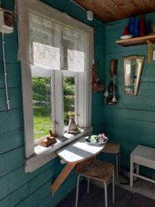una camera blu con finestra con animali di peluche di Hideaway for holiday season, House with two saunas a Hämeenlinna
