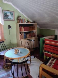 una stanza con un tavolo e un orsacchiotto sopra di Hideaway for holiday season, House with two saunas a Hämeenlinna