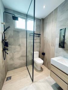 Un baño con ducha, inodoro y lavabo. en The Groove House Private Pool & BBQ by Linese Homestay, en Kuah