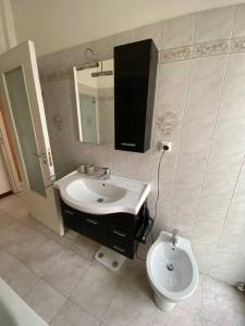 uma casa de banho com um lavatório e um WC em TRILOCALE DUOMO + TERRAZZO panoramico cond. em Ferrara