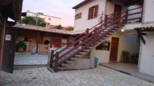 un edificio con una escalera en un patio en CONFORT -PRAIA DE DUNAS - (Praia do Forte)-CABO FRIO - PRÓXIMO DAS PRINCIPAIS ATRAÇÕES, en Cabo Frío