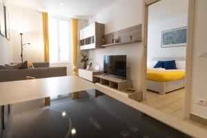 a living room with a bed and a mirror at Casa vacanza Valentina - Downtown Bergamo in Bergamo