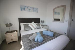 a bedroom with a bed with towels on it at Villa Tomillo in Málaga