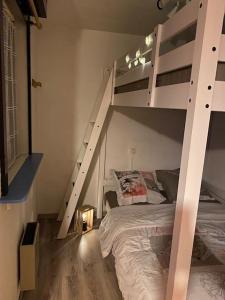 - une chambre avec des lits superposés et un escalier dans l'établissement Charmant appartement au pied des pistes de Lelex, à Lélex