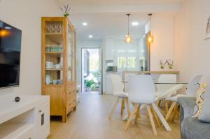 Μια τηλεόραση ή/και κέντρο ψυχαγωγίας στο Laja Bermeja, piscina y primera línea de La Barrosa