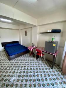 a small room with a bed and a table at Ratanawong Place 823 in Bangkok