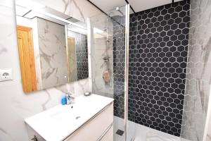 Kúpeľňa v ubytovaní Amazing Time Apartment with 3 Bedrooms, 100m to the Grand Beach