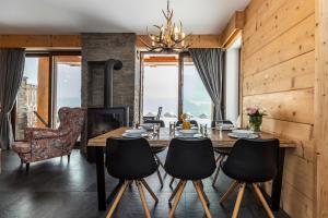 a dining room with a table and chairs and a fireplace at APARTAMENT No 2 MOUNTAIN VIEV Sauna Priv z ogrodem okolice Zakopane Czorsztyn Kluszkowce in Kluszkowce
