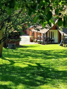 ケヒダクスタニーにあるIbolya Vendégházの木々と建物のある緑の庭