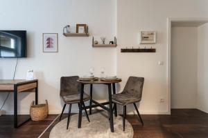 uma sala de jantar com mesa e cadeiras em Central Apartment in Heart of Berlin em Berlim