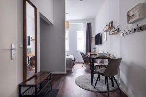 uma sala de estar com uma mesa e uma sala de jantar em Central Apartment in Heart of Berlin em Berlim