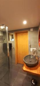 A bathroom at Alpen Lodge Berwang
