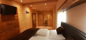 A television and/or entertainment centre at Alpen Lodge Berwang