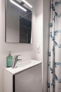 uma casa de banho com um lavatório e um espelho em Central Apartment in Heart of Berlin em Berlim