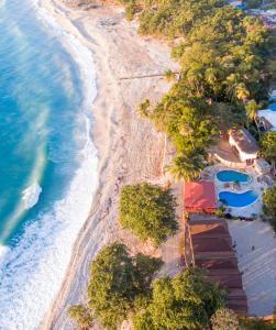 an aerial view of a beach with trees and the ocean at Hotel Sea Breeze in Paraíso