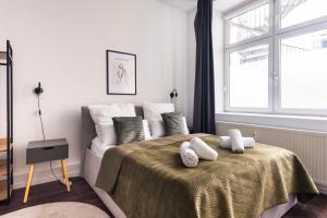 um quarto com uma cama com almofadas brancas e uma janela em Central Apartment in Heart of Berlin em Berlim