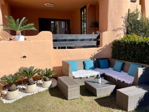 Posedenie v ubytovaní Casares Beach Golf Apartment With Private Garden Direct Pool Access