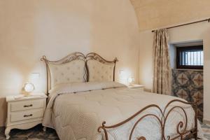 Un dormitorio con una cama grande y una ventana en Casa Menodda, en Grottaglie