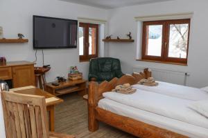 1 dormitorio con 2 camas y TV de pantalla plana en Casa de oaspeti Kinga's Crown, en Băile Tuşnad
