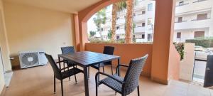 Balkón alebo terasa v ubytovaní Homes of Spain, Apartamentos Paraiso de Vera Playa, Ed Tahiti bajo F a pie de la playa, vistas piscina