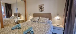 Posteľ alebo postele v izbe v ubytovaní Homes of Spain, Apartamentos Paraiso de Vera Playa, Ed Tahiti bajo F a pie de la playa, vistas piscina + 37 fotografií