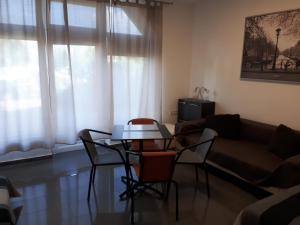 ティサウーイバーロシュにあるKertvárosi Apartman IIのリビングルーム(テーブル、椅子、ソファ付)