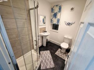 ein Bad mit einer Dusche, einem WC und einem Waschbecken in der Unterkunft nc23, setup for your most amazing & relaxed stay + Free Parking + Free Fast WiFi in Farnley