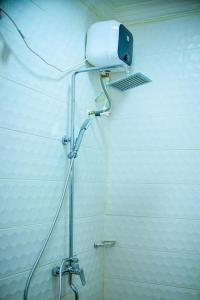 y baño con ducha y cabezal de ducha. en Superb 2-Bedroom Duplex FAST WiFi+24Hrs Power, en Lagos