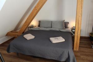um quarto com uma cama com duas toalhas em Kafe v obýváku em Bítov
