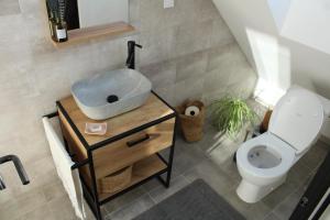 een badkamer met een wastafel en een toilet bij Kafe v obýváku in Bítov