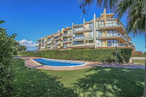 un gran edificio con una piscina frente a él en Ciutadella Litoral - ONLY FAMILIES, en Cambrils