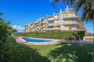 un gran edificio con una piscina frente a él en Ciutadella Litoral - ONLY FAMILIES, en Cambrils