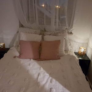 Tempat tidur dalam kamar di Apartament 40 m kw z garażem podziemnym