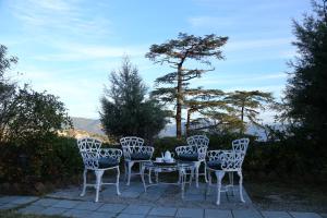 un grupo de sillas sentadas alrededor de una mesa con en Springfields - A Heritage Palace Since 1902, en Shimla