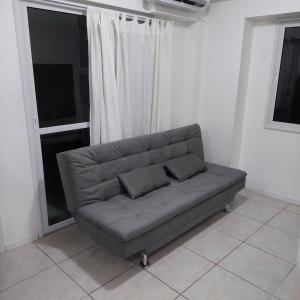 un sofá en una sala de estar con 2 almohadas en Beira Mar Praia Jatiúca, en Maceió