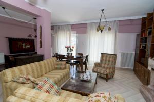 - un salon avec un canapé et une table dans l'établissement Areti' s Home, à Vólos