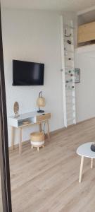 a room with a desk and a tv on a wall at Casa Mar, studio 4P, vue mer, Sant'Ambroggio, Lumio in Lumio