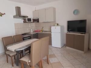 Kuchyň nebo kuchyňský kout v ubytování Apartment in Povlja with sea view, balcony, air conditioning WiFi 4936-1 -2 -3