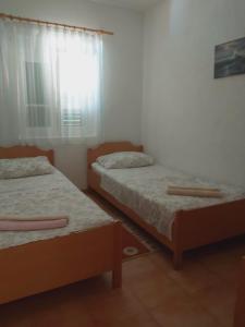 Postel nebo postele na pokoji v ubytování Apartment in Povlja with sea view, balcony, air conditioning WiFi 4936-1 -2 -3