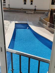 una gran piscina azul en un edificio en Best apartment ever in El Faro de Mijas en Mijas Costa