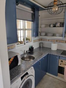 cocina con fregadero y lavadora en Best apartment ever in El Faro de Mijas en Mijas Costa