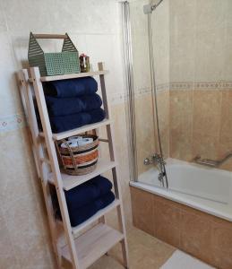 - Baño con toallero eléctrico y ducha en Best apartment ever in El Faro de Mijas en Mijas Costa