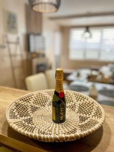 une bouteille de champagne posée sur une assiette sur une table dans l'établissement Borski Luxury Apartments, à Zlatibor 19 autres photos
