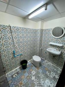 ein Bad mit einem WC und einem Waschbecken in der Unterkunft Ratanawong Place 801 in Bangkok