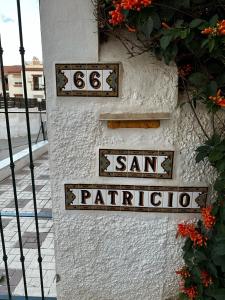 deux panneaux de signalisation sur le côté d'un mur dans l'établissement Apartment Torremolinos, à Torremolinos