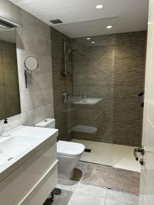 La salle de bains est pourvue de toilettes, d'un lavabo et d'une douche. dans l'établissement Apartment Torremolinos, à Torremolinos