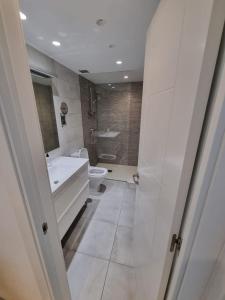 La salle de bains est pourvue d'une baignoire, de toilettes et d'un lavabo. dans l'établissement Apartment Torremolinos, à Torremolinos